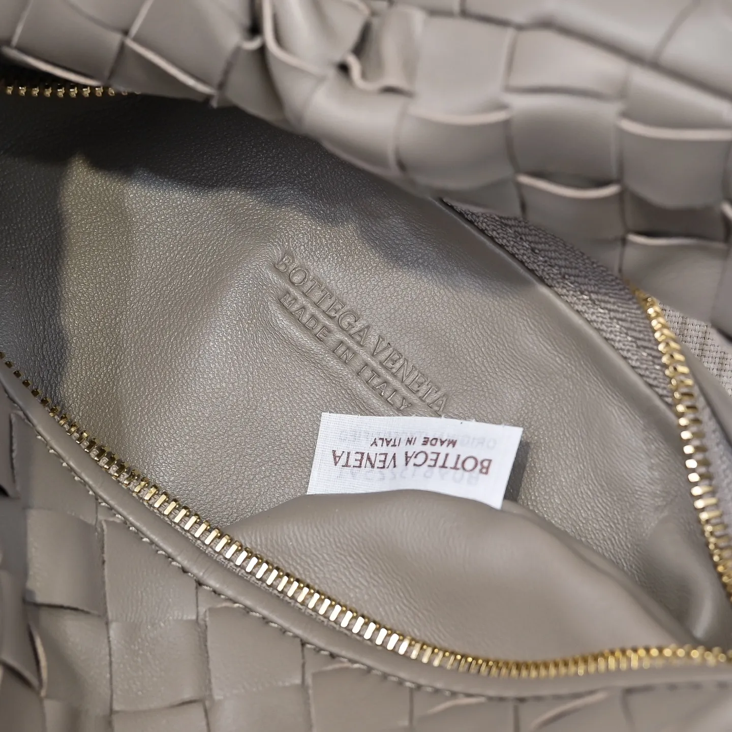 Batch 1120 BV Bottega Veneta's new early spring women's MINI JODIE handbag BV bag 🔥The new method is based on the original rounded corners, knotted with classic woven leather round hobo bag, The most iconic triangular pull-out design, using sheepskin draped soft shape, is super suitable for concave shapes~ Jodie feels really gentle to people, and is definitely the best item for daily matching. It has the same weave, new elements and twists, is compact and versatile, and is the new favorite of street style Internet celebrities! Size: 23x28x8 Model: 6699-1